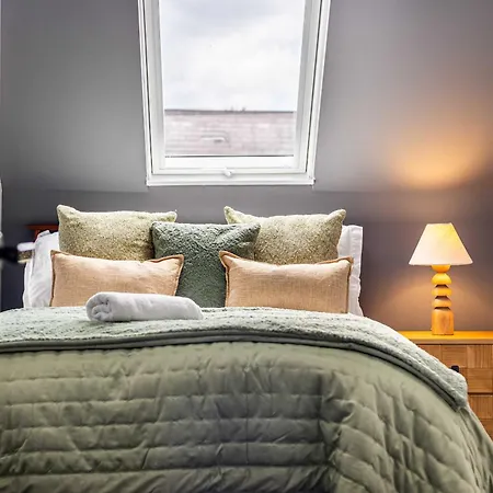 Sleeps 14 The Old Trafford Family Zen By Genesis Living *