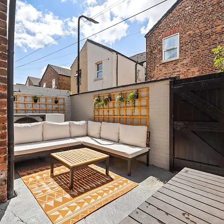 Sleeps 14 The Old Trafford Family Zen By Genesis Living Дом отдыха Манчестер