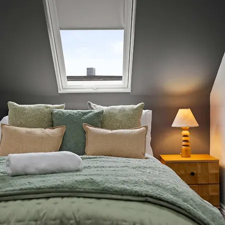 Sleeps 14 The Old Trafford Family Zen By Genesis Living Манчестер