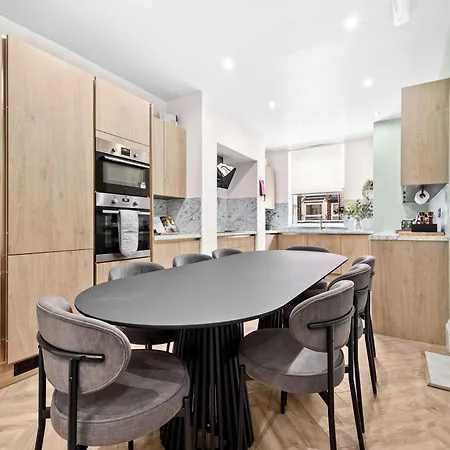 Sleeps 14 The Old Trafford Family Zen By Genesis Living Манчестер