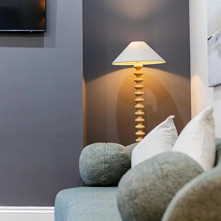 Дом отдыха Sleeps 14 The Old Trafford Family Zen By Genesis Living Манчестер