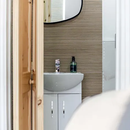 Sleeps 14 The Old Trafford Family Zen By Genesis Living * Манчестер