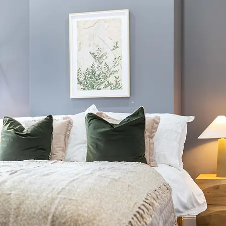 Sleeps 14 The Old Trafford Family Zen By Genesis Living