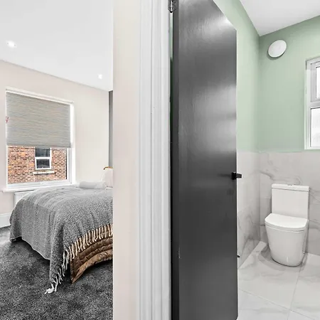 Sleeps 14 The Old Trafford Family Zen By Genesis Living *