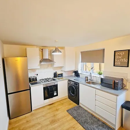 Stylish 3 Bed With Garden & Free Parking 度假居 *