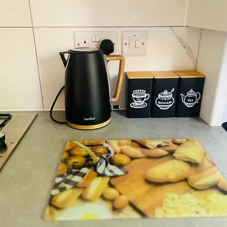 度假居 Stylish 3 Bed With Garden & Free Parking