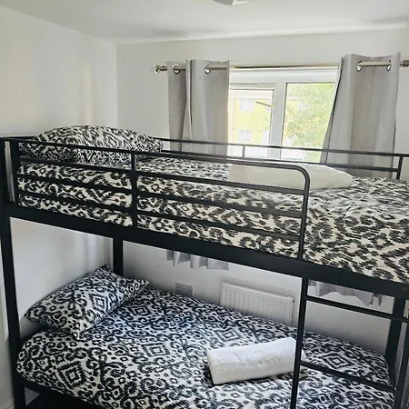 Stylish 3 Bed With Garden & Free Parking 度假居