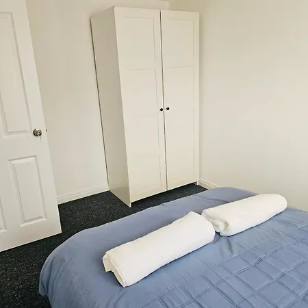 Stylish 3 Bed With Garden & Free Parking 度假居 *