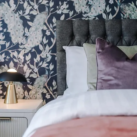 Stunning House By Purestay - 8 Beds With Free Parking