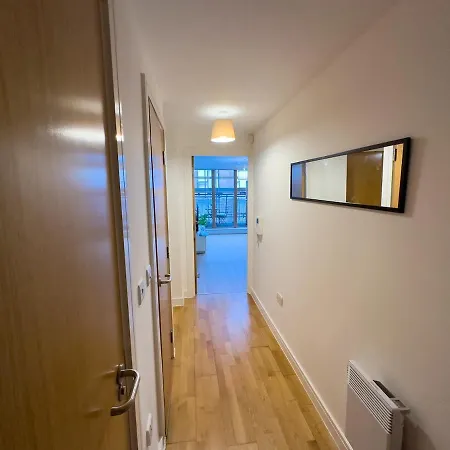 Stylish Centre Flat - Balcony And Parking דירה מנצ'סטר