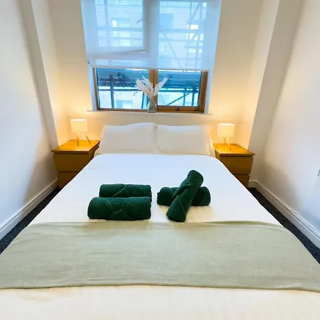 Stylish Centre Flat - Balcony And Parking דירה