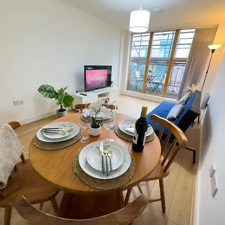 Stylish Centre Flat - Balcony And Parking דירה *