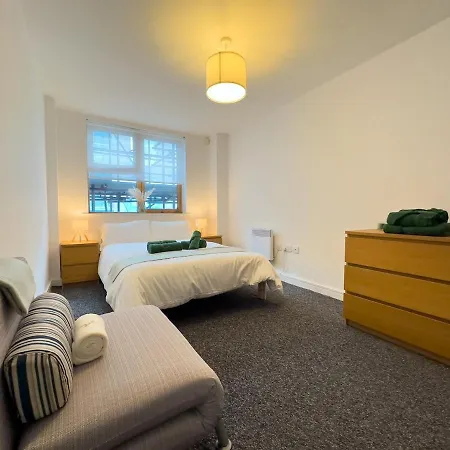 Stylish Centre Flat - Balcony And Parking דירה