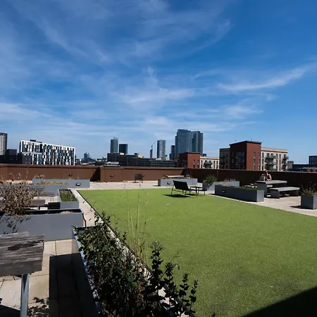 Luxury 2 Bed Penthouse Large Balcony