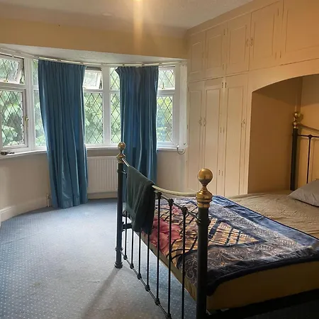 Bed & Breakfast Double Bedroom In A Shared House