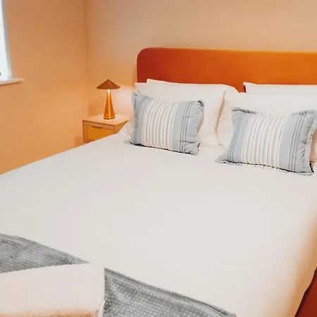 Gem With Stylish 2br Retreat And Free Carpark *