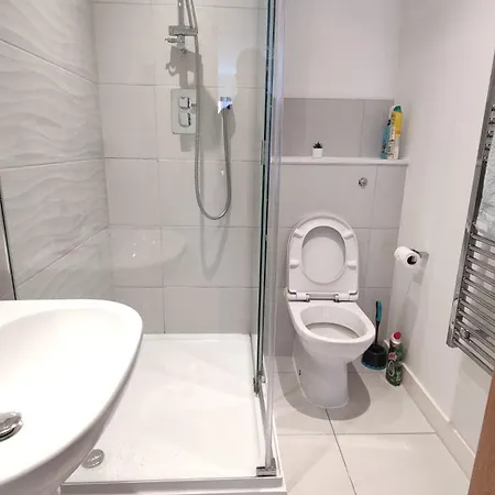 Bee Cosy - Near Train Stations And Shopping Centre With Paid Private Parking, 500mbps Internet And Netflix Appartamento