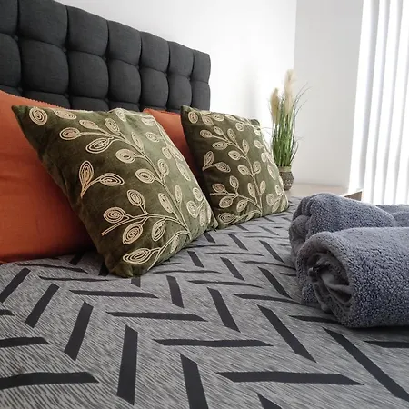 Appartamento Bee Cosy - Near Train Stations And Shopping Centre With Paid Private Parking, 500mbps Internet And Netflix *