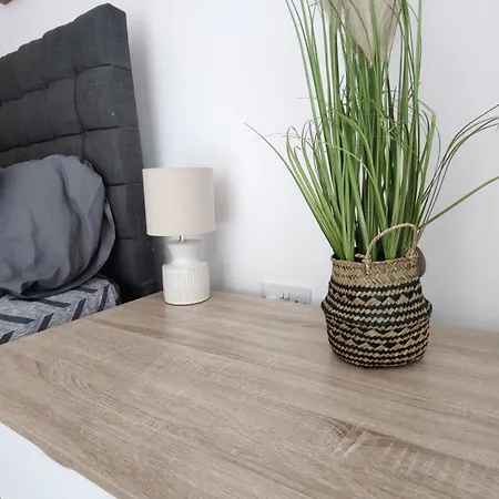 Appartamento Bee Cosy - Near Train Stations And Shopping Centre With Paid Private Parking, 500mbps Internet And Netflix