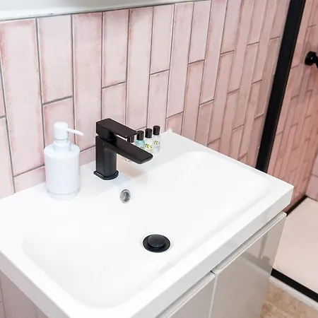 2 Bedroom, 2 Bathroom Apartment, Close To Mcr Centre *