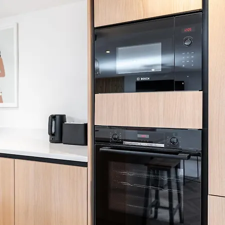 2 Bedroom, 2 Bathroom Apartment, Close To Mcr Centre