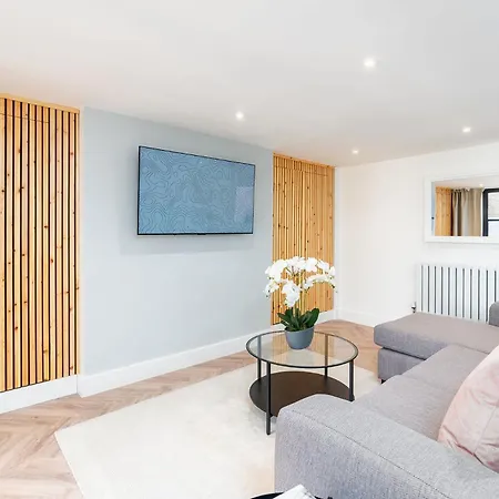 2 Bedroom, 2 Bathroom Apartment, Close To Mcr Centre Apartman