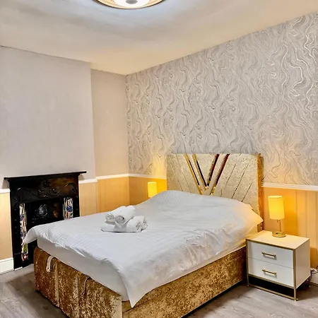 Full With Free Parking In Moss Bank, Crumpsall,