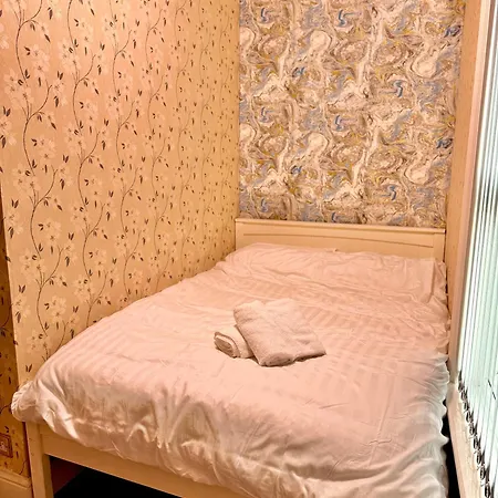 Full With Free Parking In Moss Bank Near Cheetham Hill, Crumpsall, *