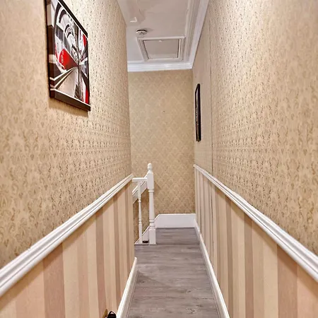 Full With Free Parking In Moss Bank, Crumpsall, * Manchester