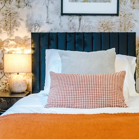 Large 4br House, Sleeps 8, Parking, Full Kitchen, Ideal For Groups, Family, Contractors * Manchester