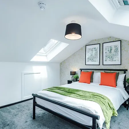 Large 4br House, Sleeps 8, Parking, Full Kitchen, Ideal For Groups, Family, Contractors Manchester
