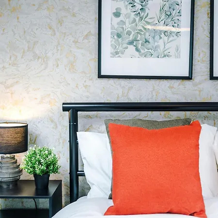 Tatil Evi Large 4br House, Sleeps 8, Parking, Full Kitchen, Ideal For Groups, Family, Contractors *