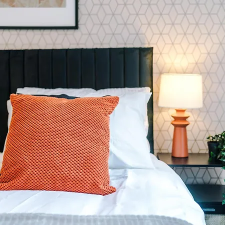 Large 4br House, Sleeps 8, Parking, Full Kitchen, Ideal For Groups, Family, Contractors Tatil Evi