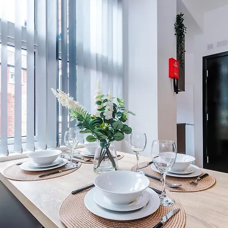 Large 4br House, Sleeps 8, Parking, Full Kitchen, Ideal For Groups, Family, Contractors Vakantiehuis Manchester