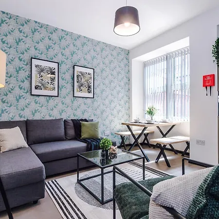 Large 4br House, Sleeps 8, Parking, Full Kitchen, Ideal For Groups, Family, Contractors * Manchester