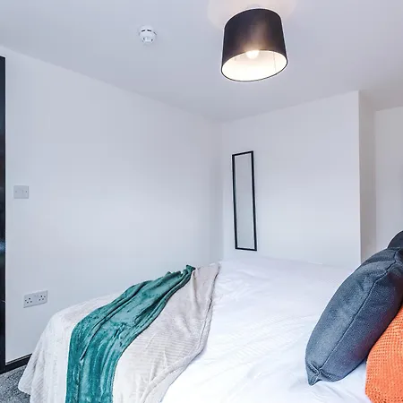 Spacious 4br House, Sleeps 8, Parking, Full Kitchen, Ideal For Groups, Family, Contractors *