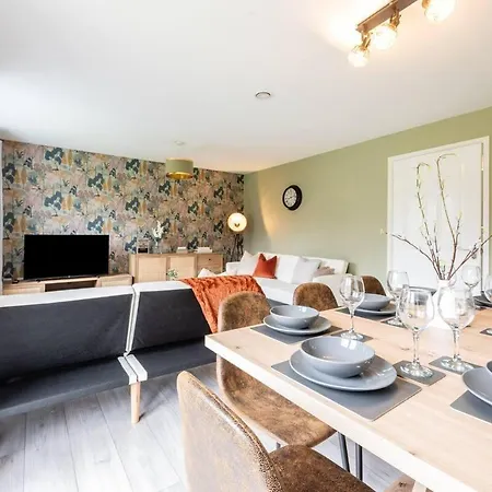 Chic 4bd Abode - Free Parking - Snooker