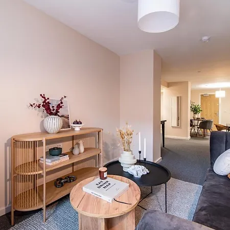 2 Bedroom Flat By Eccles Station With Communal Rooftop Garden * マンチェスター