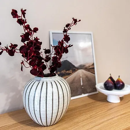 2 Bedroom Flat By Eccles Station With Communal Rooftop Garden * マンチェスター