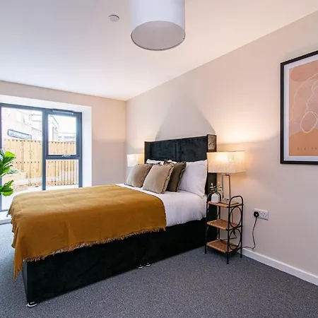 アパート 2 Bedroom Flat By Eccles Station With Communal Rooftop Garden マンチェスター