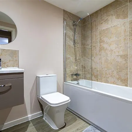 2 Bedroom Flat By Eccles Station With Communal Rooftop Garden *