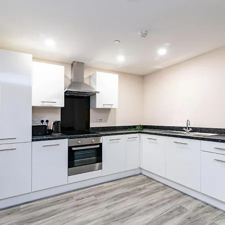 2 Bedroom Flat By Eccles Station With Communal Rooftop Garden