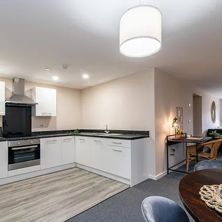 アパート 2 Bedroom Flat By Eccles Station With Communal Rooftop Garden マンチェスター