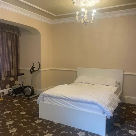 Bed & Breakfast Double Bedroom In A Shared House *