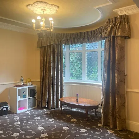 Bed & Breakfast Double Bedroom In A Shared House