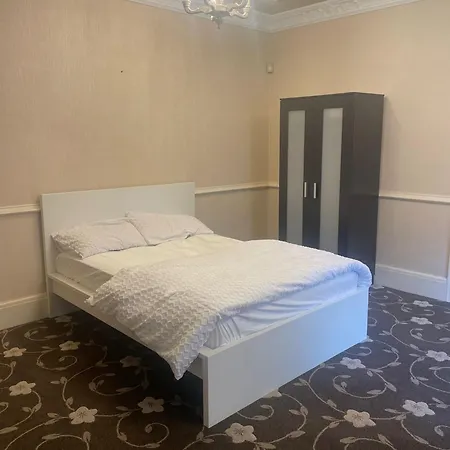 Double Bedroom In A Shared House *