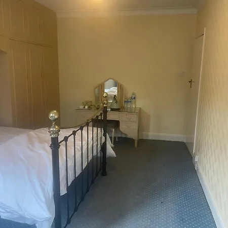 Double Bedroom In A Shared House Bed & Breakfast *