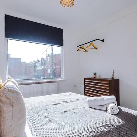 Дом отдыха Stylish 3 Bedroom - Free Parking, Smart Tv, Sleeps 8