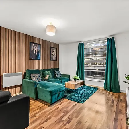 Large - Sleeps 8 Manchester