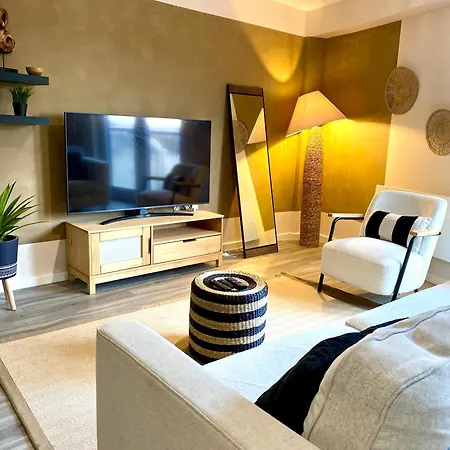 Safari 2 Bedroom Condo With Free Secure Parking *